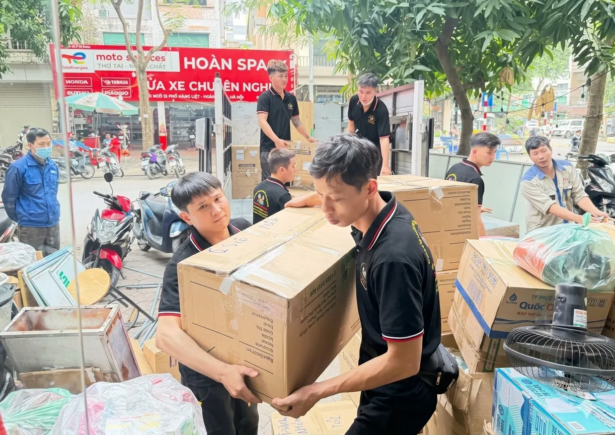 Nhân viên Minh Đức bốc xếp thùng hàng cửa hàng